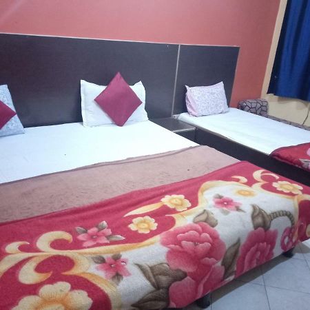 Yash Guest House 01 Minute Walk In Nizamuddin Railway Station Nueva Delhi Exterior foto