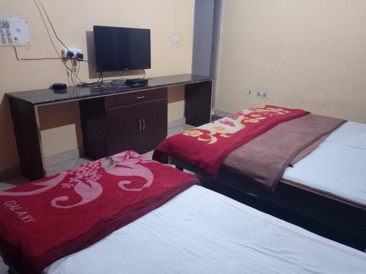 Yash Guest House 01 Minute Walk In Nizamuddin Railway Station Nueva Delhi Exterior foto