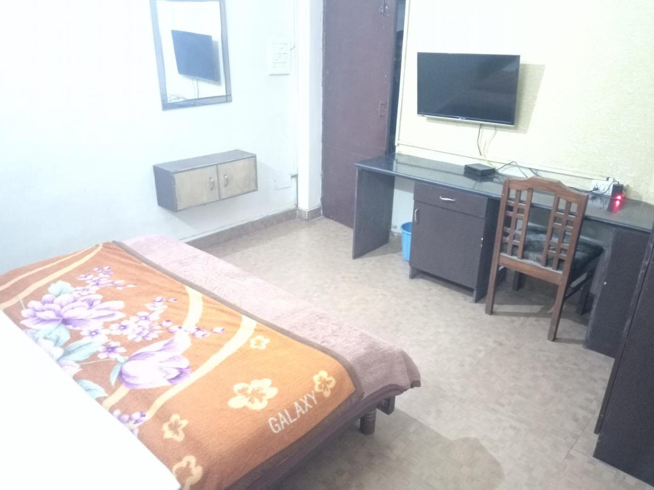 Yash Guest House 01 Minute Walk In Nizamuddin Railway Station Nueva Delhi Exterior foto