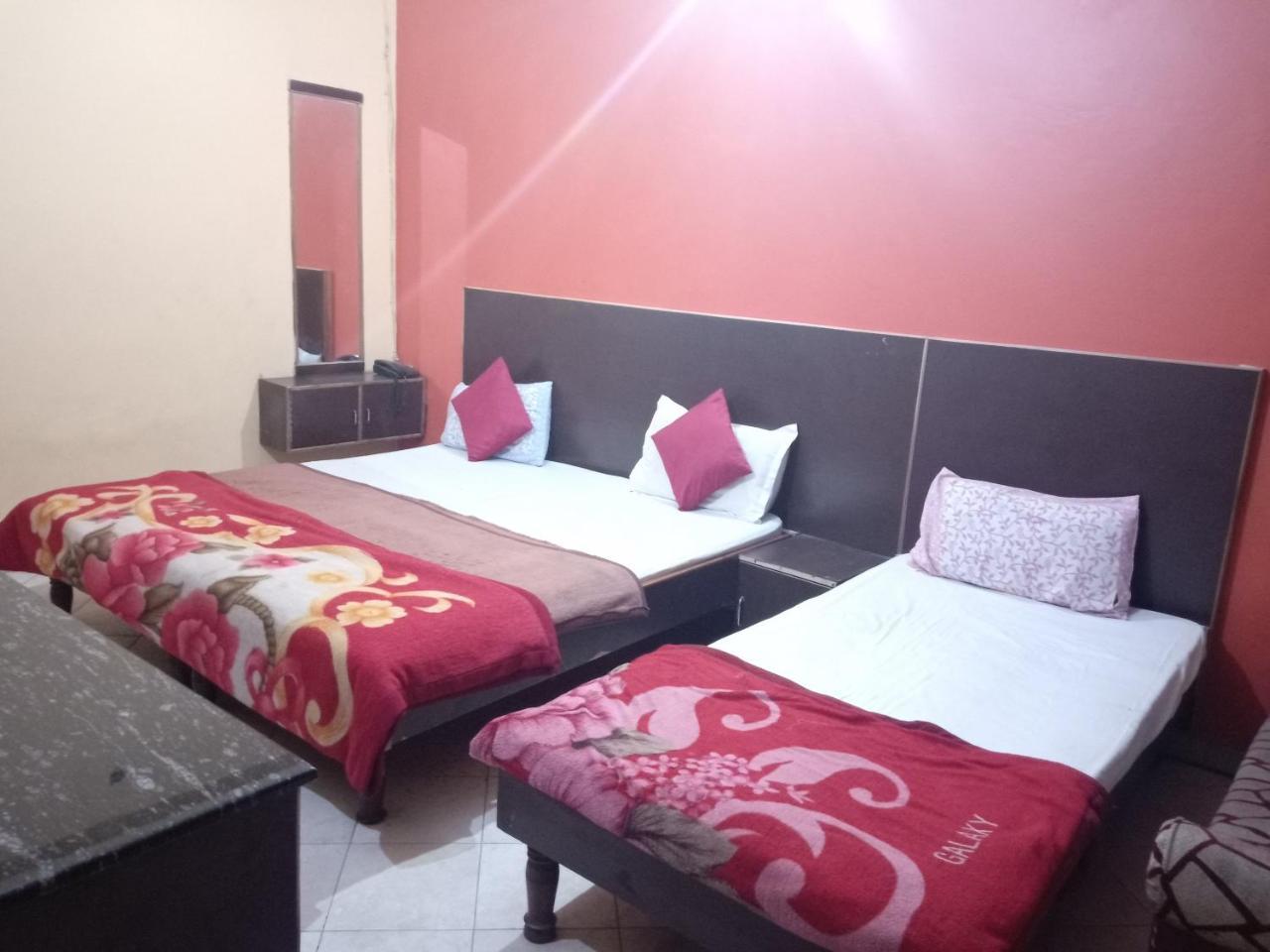 Yash Guest House 01 Minute Walk In Nizamuddin Railway Station Nueva Delhi Exterior foto