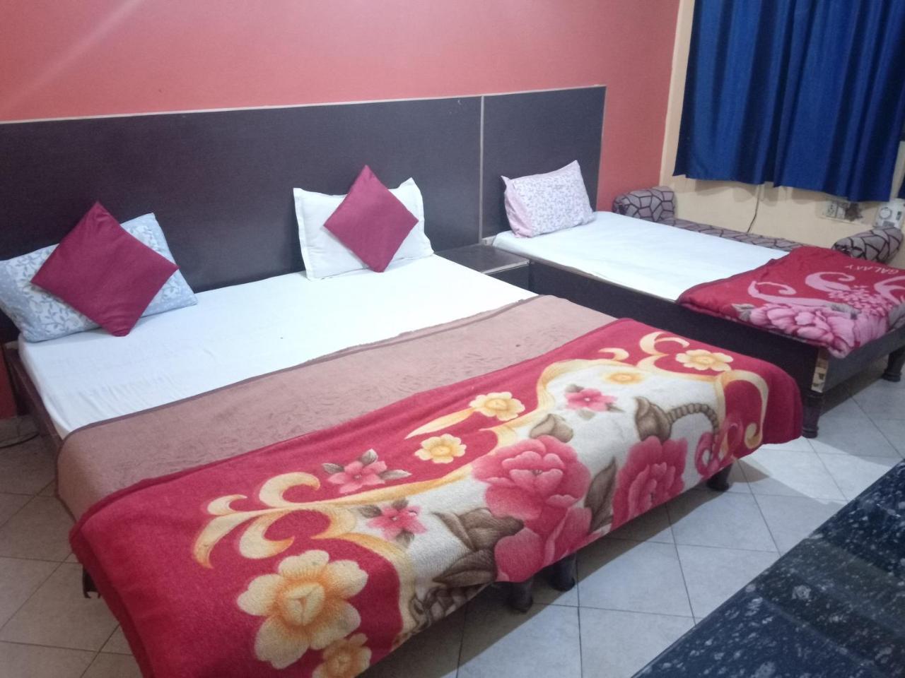 Yash Guest House 01 Minute Walk In Nizamuddin Railway Station Nueva Delhi Exterior foto
