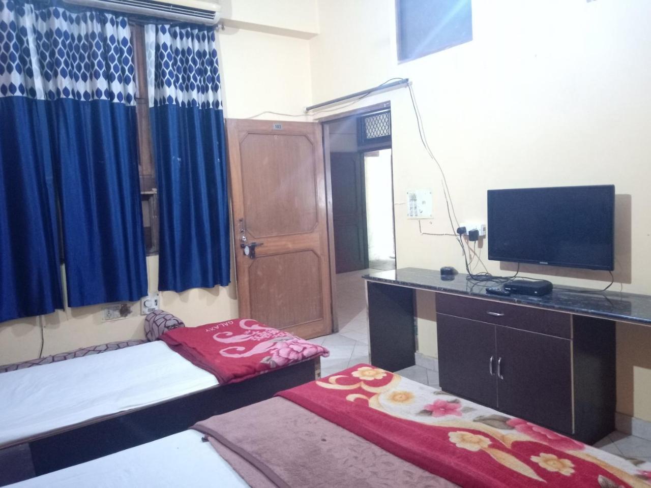 Yash Guest House 01 Minute Walk In Nizamuddin Railway Station Nueva Delhi Exterior foto