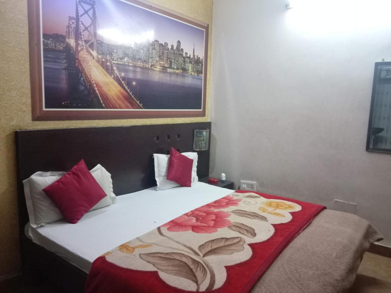 Yash Guest House 01 Minute Walk In Nizamuddin Railway Station Nueva Delhi Exterior foto