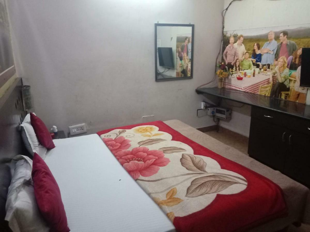 Yash Guest House 01 Minute Walk In Nizamuddin Railway Station Nueva Delhi Exterior foto